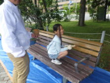 ベンチ塗装イベント　塗装中6