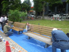 ベンチ塗装イベント　塗装中10