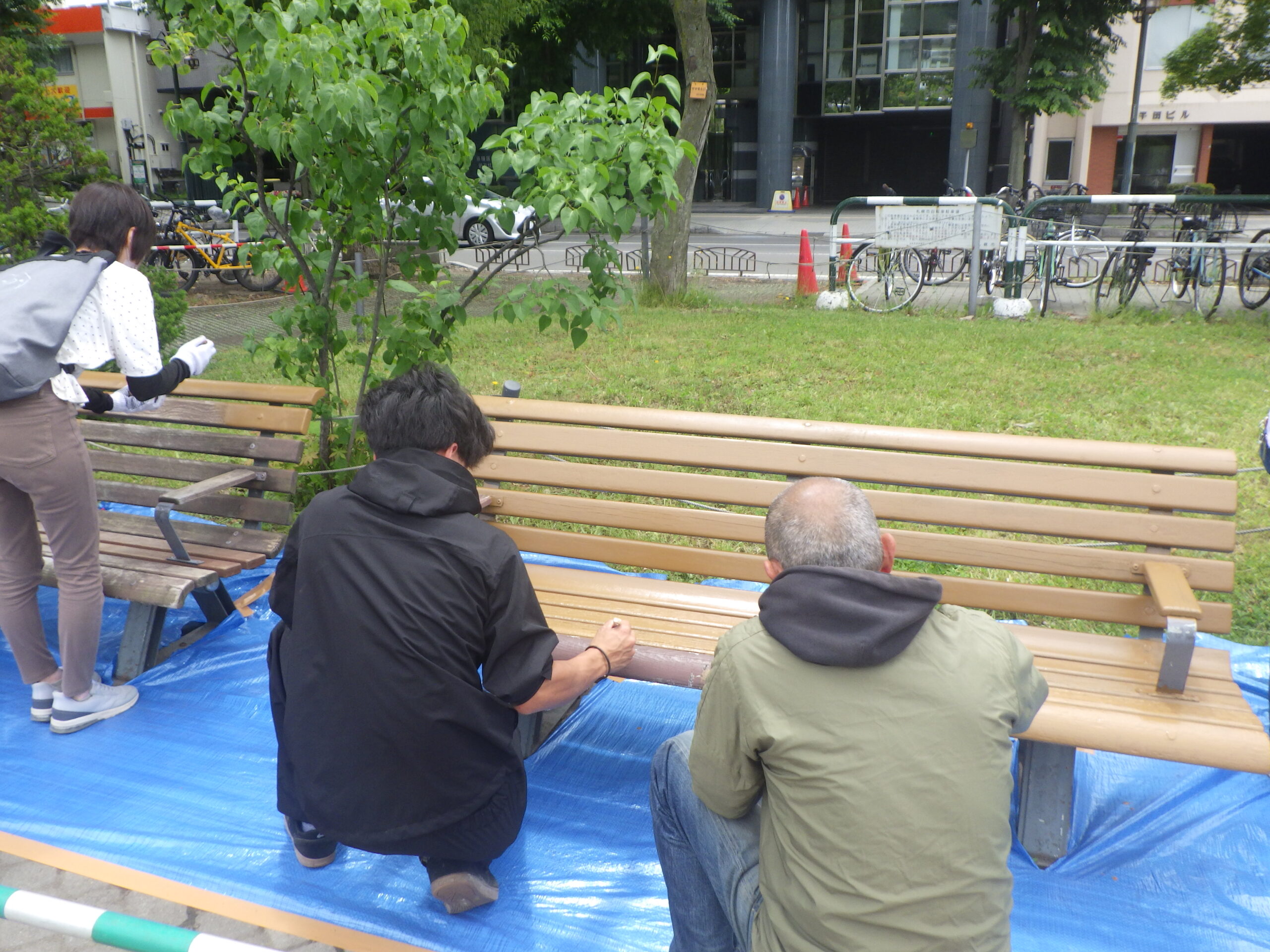 ベンチ塗装イベント　塗装中12