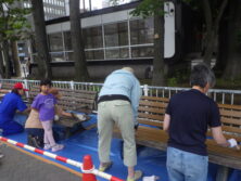 ベンチ塗装イベント　塗装中17