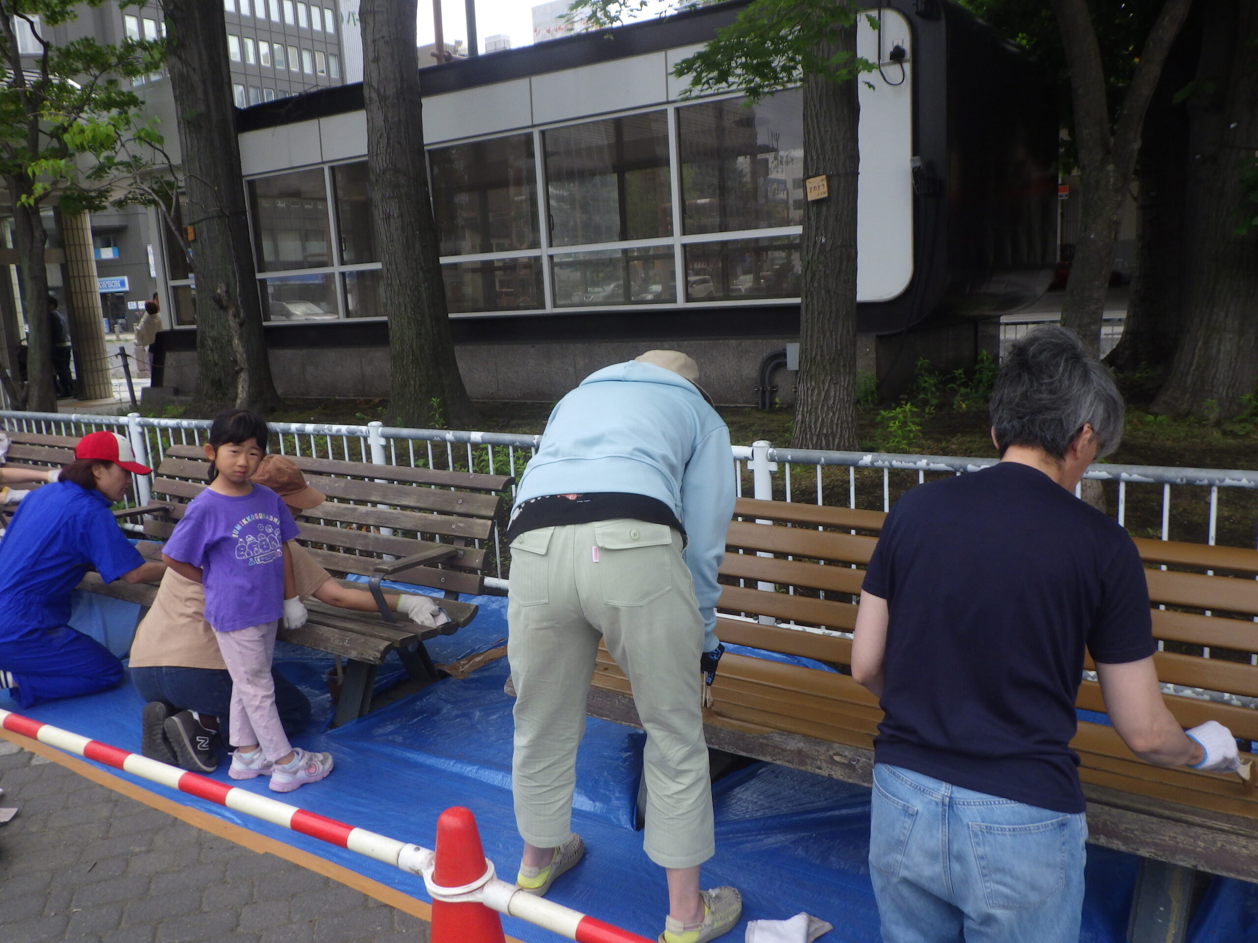 ベンチ塗装イベント　塗装中17