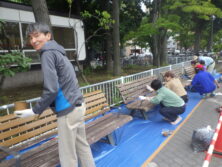 ベンチ塗装イベント　塗装中9