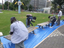 ベンチ塗装イベント　塗装中11