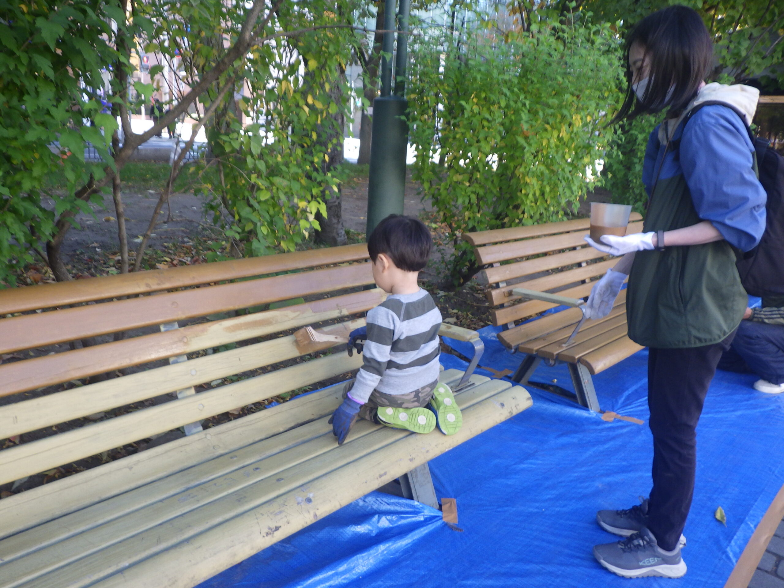 西7ベンチ塗装_塗装中2