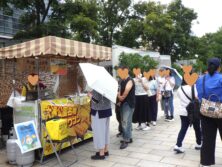 西3丁目とうきびワゴンの賑わう様子の画像