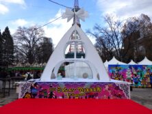 西2丁目のミュンヘンクリスマス市の中央に位置するオブジェ、ギフトオブスノウとステージの画像