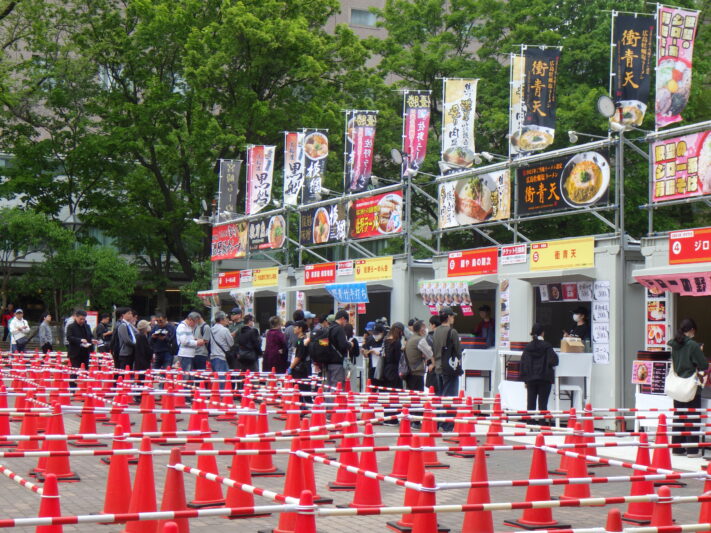 ラーメンショーに並ぶ人たちの画像