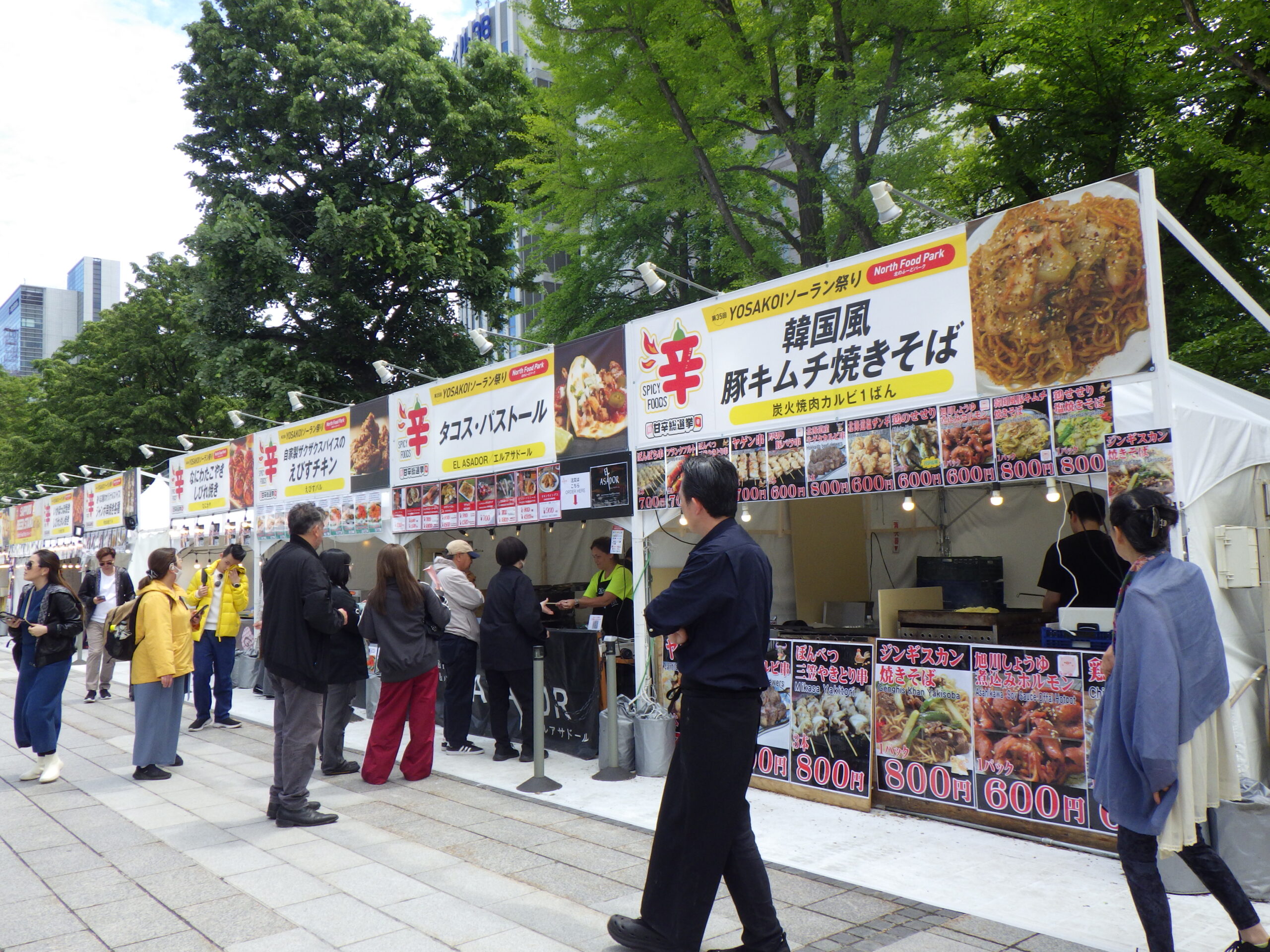 西5よさこいソーラン祭り会場北のフードパーク南側甘辛総選挙ブースの画像