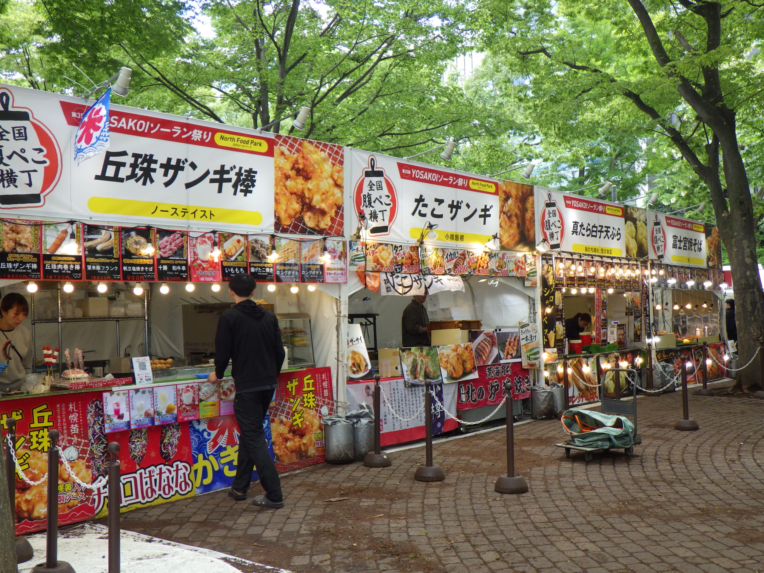 西6よさこいソーラン祭り会場北のフードパーク東側ブースの画像
