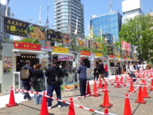 ブースに並ぶ人の画像