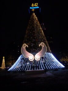 西1丁目イルミネーション、翼がついたシンボルオブジェの画像