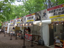 西6よさこいソーラン祭り会場北のフードパーク南側全国牡蠣小屋ブースの画像