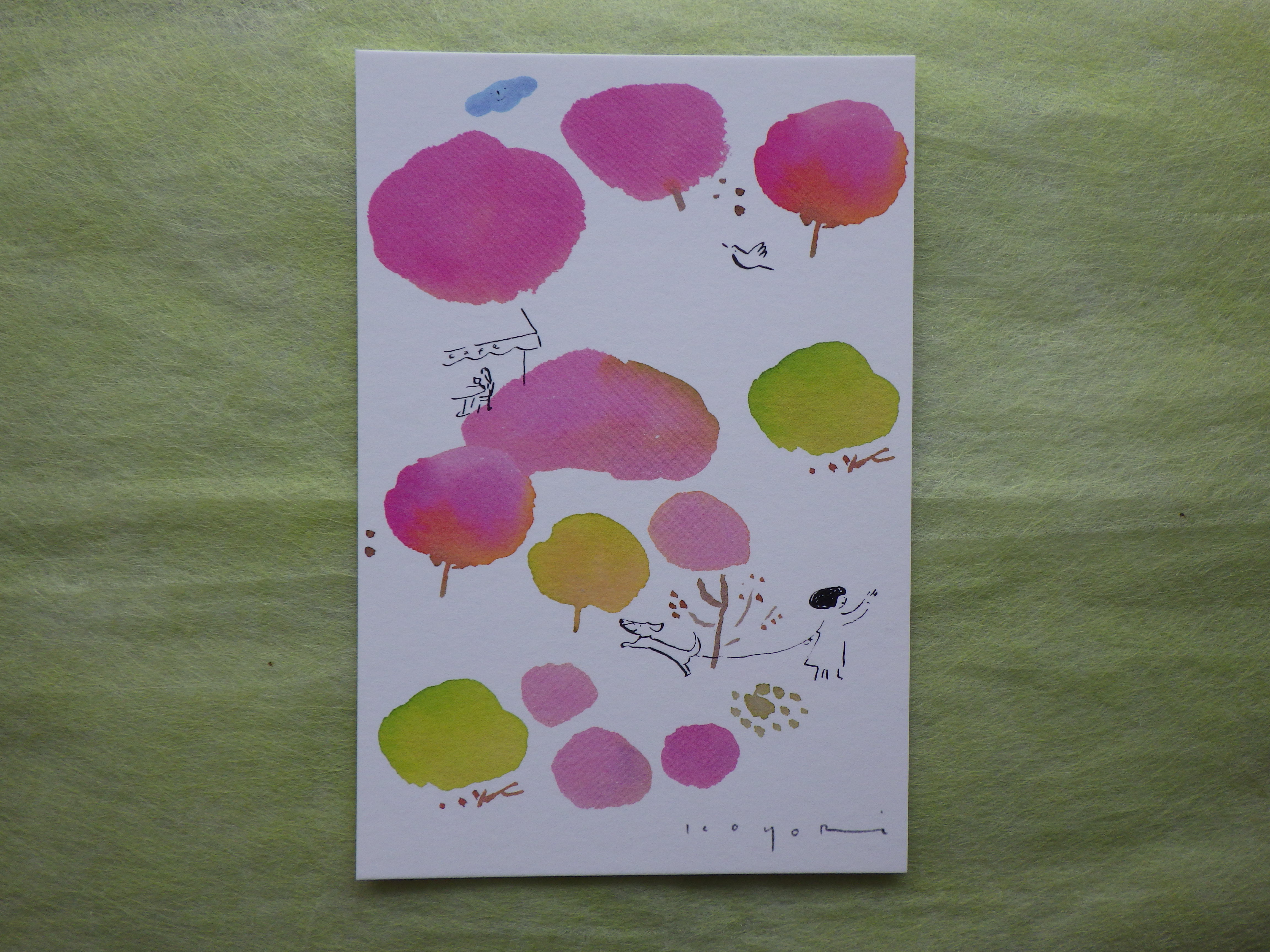 縦型で濃淡のピンクや黄緑色で12本の木を描いた佐々木こよりのポストカード