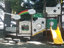 西9丁目の星と虹の装飾されたジャングルジムと滑り台の画像