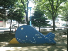 西9丁目のクジラの遊具の画像