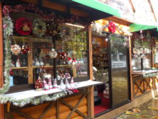 西2丁目ミュンヘン・クリスマス市のクリスマスグッズを販売するブースの画像