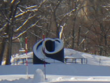 雪が積もったイサムノグチの彫刻ブラックスライドマントラの画像