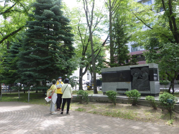 ガイドボランティアさん活動中 | 大通公園 -公益 財団法人 札幌市公園緑化協会