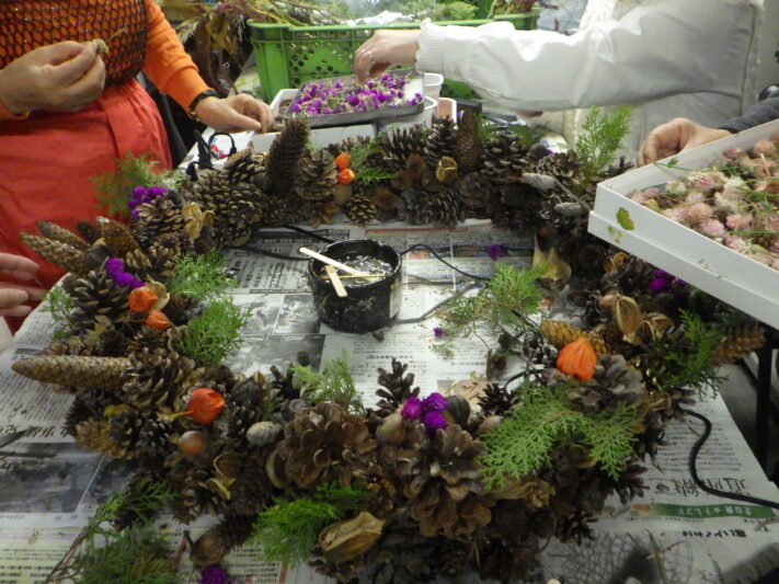 花壇ボランティアさんのリース作り第一弾 | 大通公園 -公益 財団法人