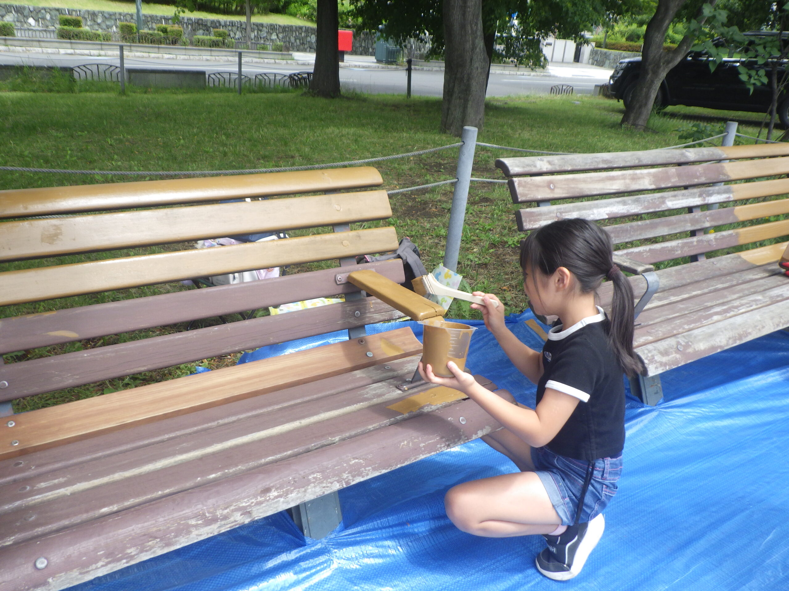 ベンチ塗装イベント 塗装中8 | 大通公園 -公益 財団法人 札幌市公園緑化協会