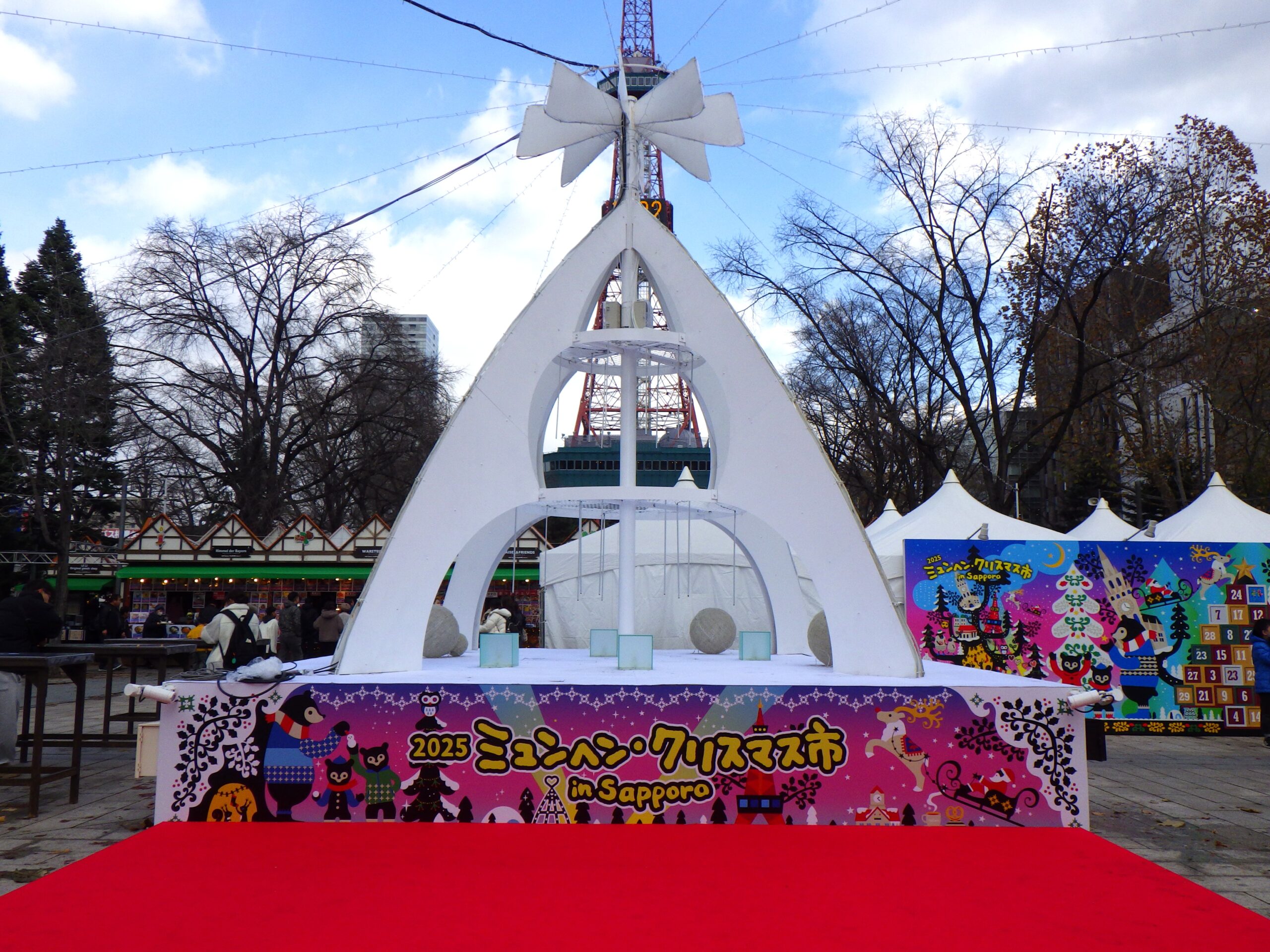 西2ミュンヘン・クリスマス市会場中央「Gift of Snow」R7.11.21 | 大通